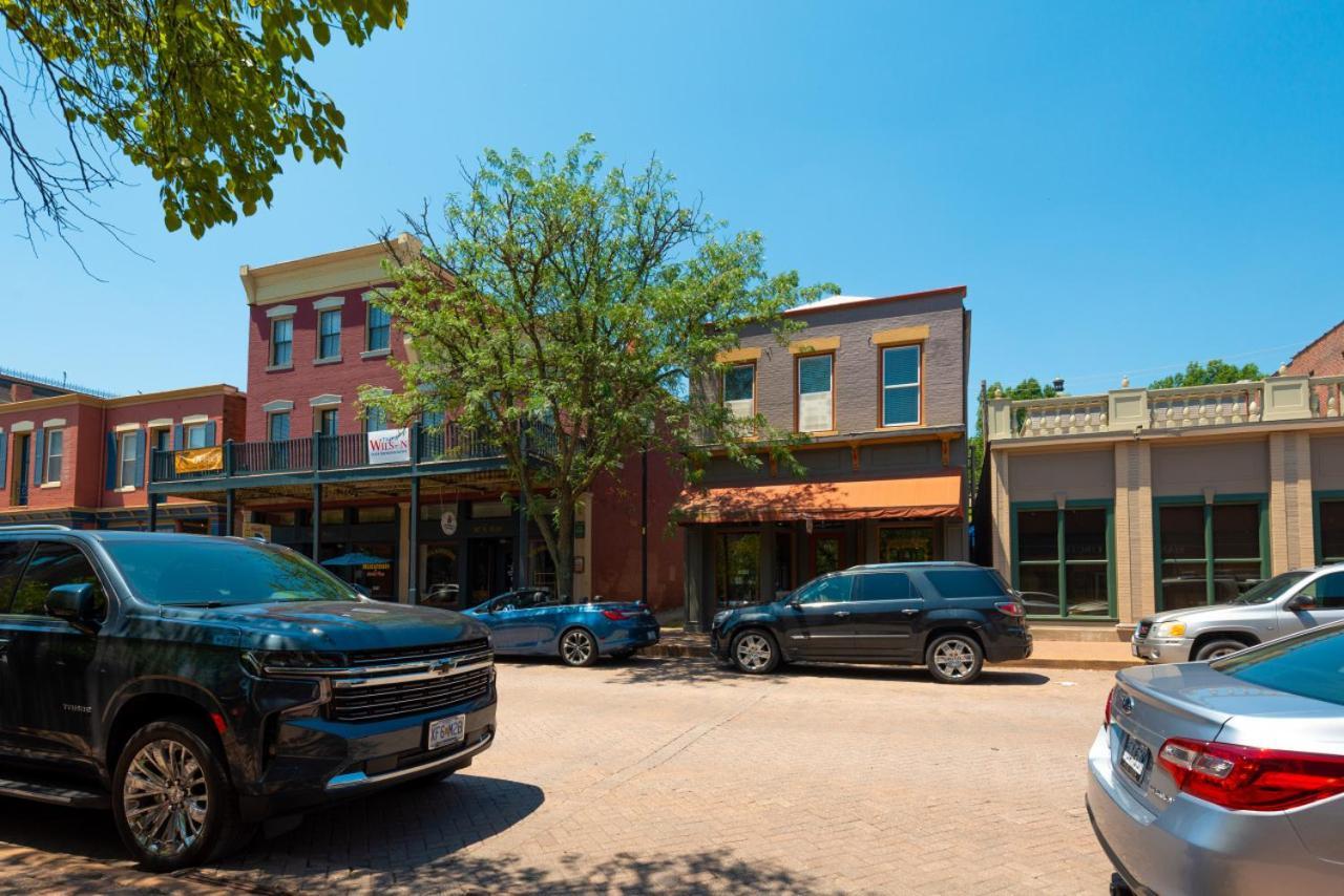 115 N Main Huge 2 Bedroom Unit On Main Street Saint Charles Buitenkant foto